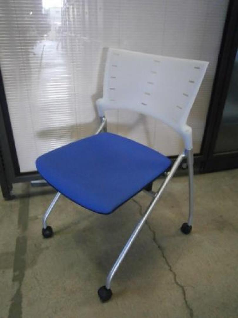 イトーキ【ネスティングチェア】キャスター付きのため移動・整理が楽々です。【会議チェア】
                                    中古
            