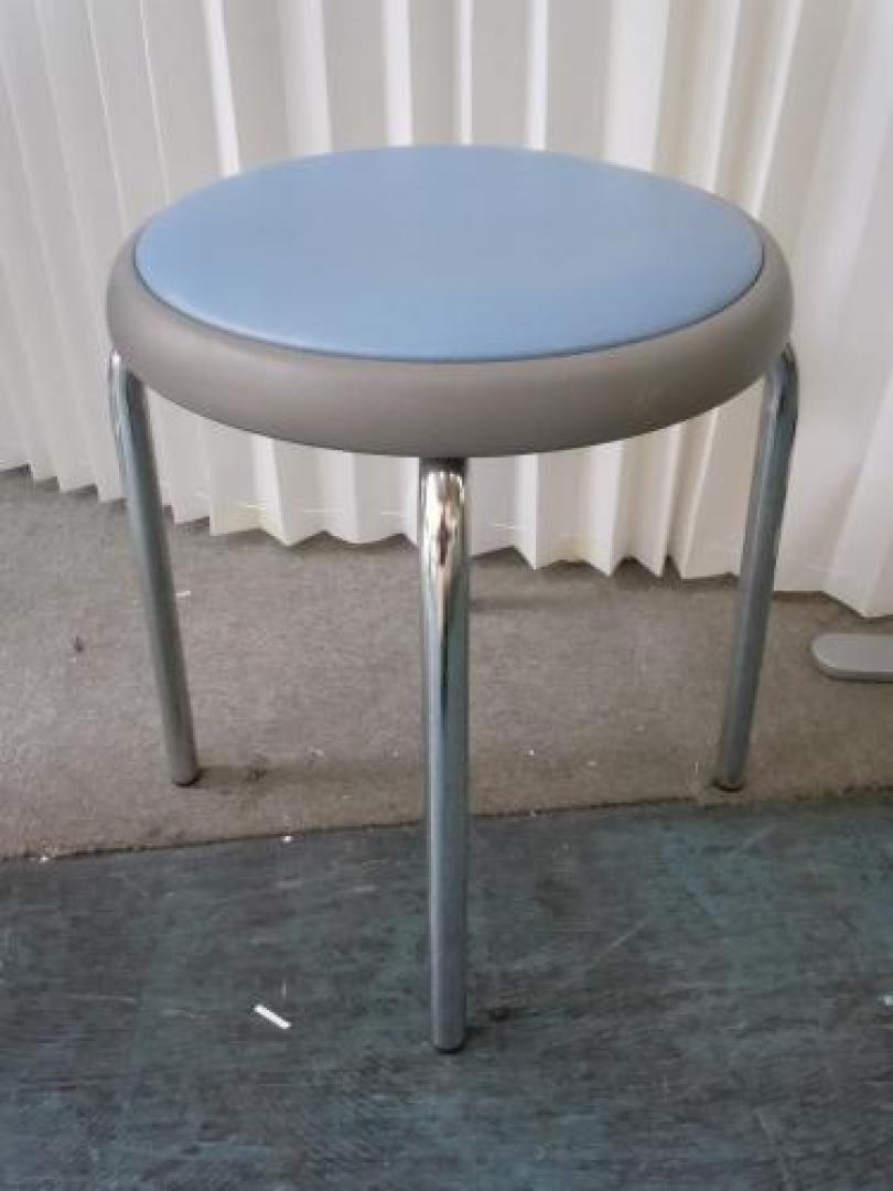 丸椅子　■　座面ビニール素材
                                    中古
            