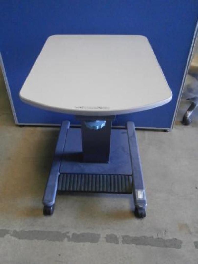 『九州地区限定　とくとくキャンペーン』九州地区の方限定で10％OFF致します。【イトーキ　プロジェクター台】高さ670〜870ミリ可動致します。
                                    中古
            