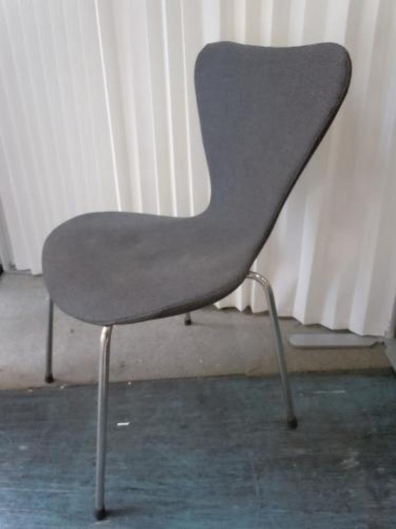 【２脚限定】　スタッキング可能なチェア　■　おしゃれなデザインです【会議チェア】
                                    中古
            
