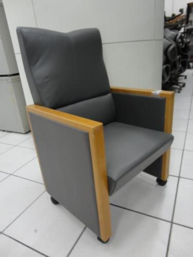 イトーキ製アームチェア　ハイバック
                                    中古
            