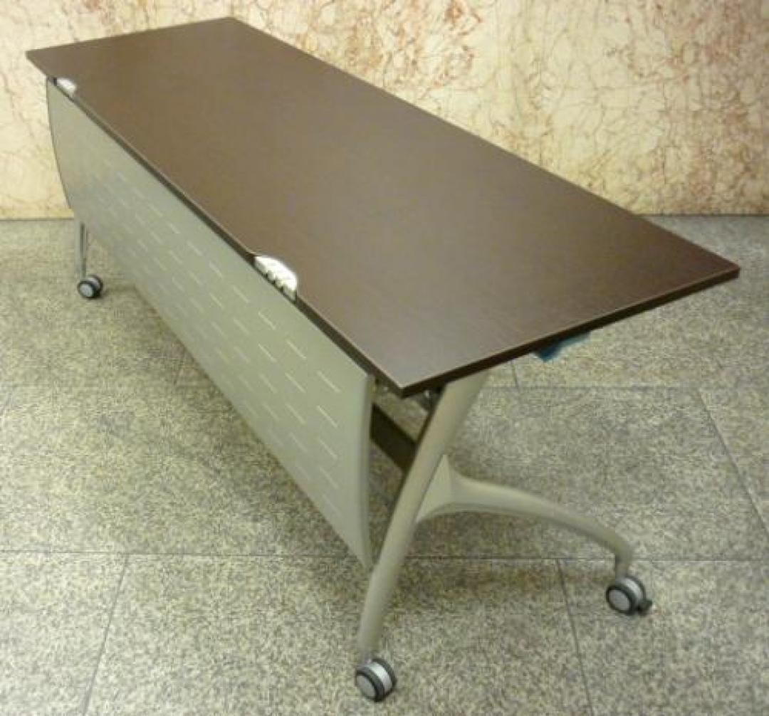 新古品　リリッシュテーブル　脅威の高品質
                                    新古品
            