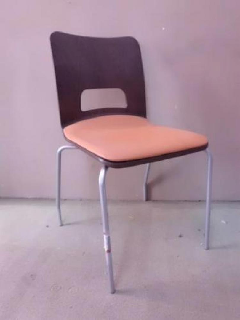 【イトーキ製・オルノチェア】座・レザー・背もたれ・木　2100円にてご提供！【会議チェア】
                                    中古
            