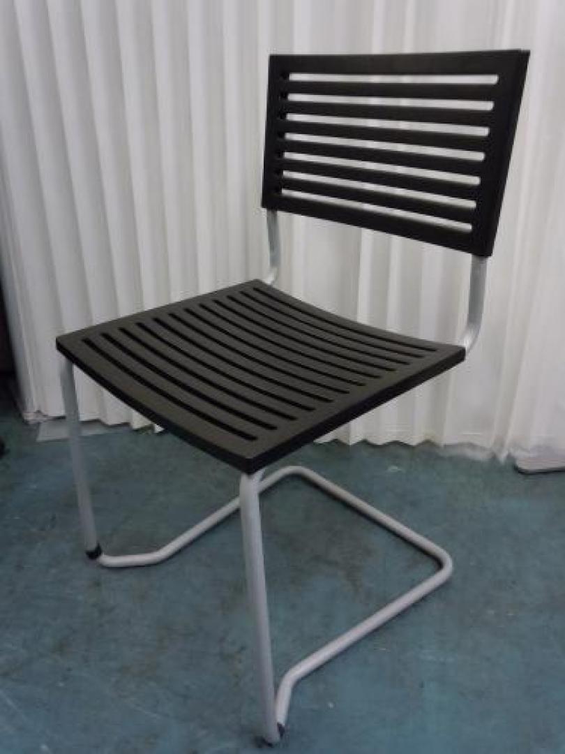 ★★★飯田橋店の特売品★★★　デザイン性の高いチェア￥９９９でいかがですか【会議チェア】
                                    中古
            