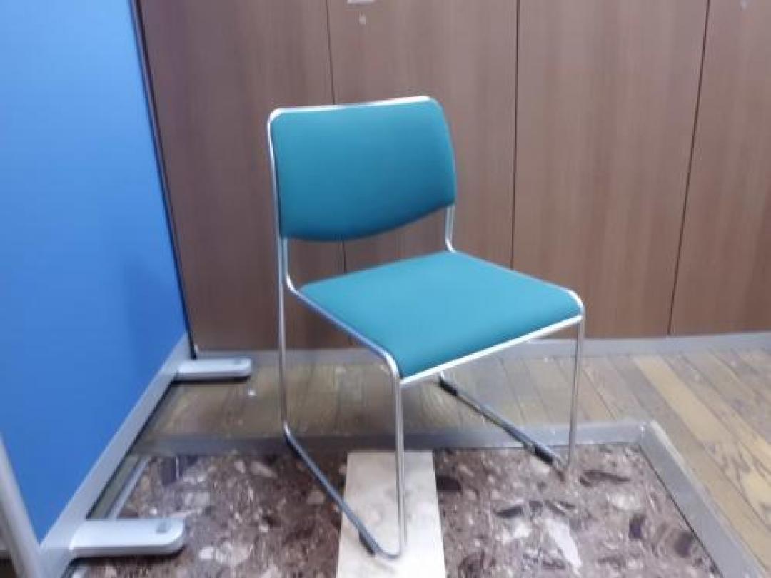 イトーキ製　スタッキングチェア【会議チェア】
                                    中古
            