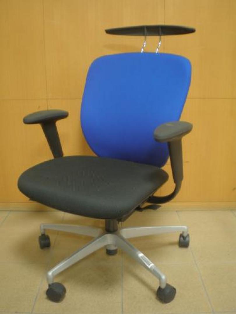 イトーキ製　【ＩＴＯＫＩ】プラオ【PRAO】　T型肘付き　ハンガー付　ランバーサポート付！！【OAチェア】
                                    中古
            