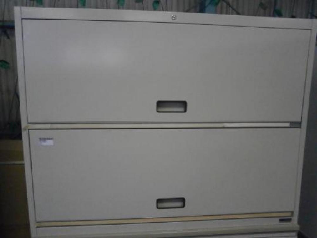 【4段ケン戸書庫】一見2段ケン戸書庫ですが、扉オ開けると、引き出しは、4段ございます。
                                    中古
            