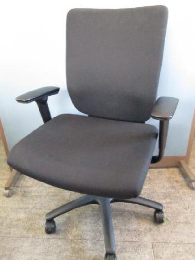 ☆★　オカムラ　アドフィットチェア　肘付　ブラック　☆★【OAチェア】
                                    中古
            