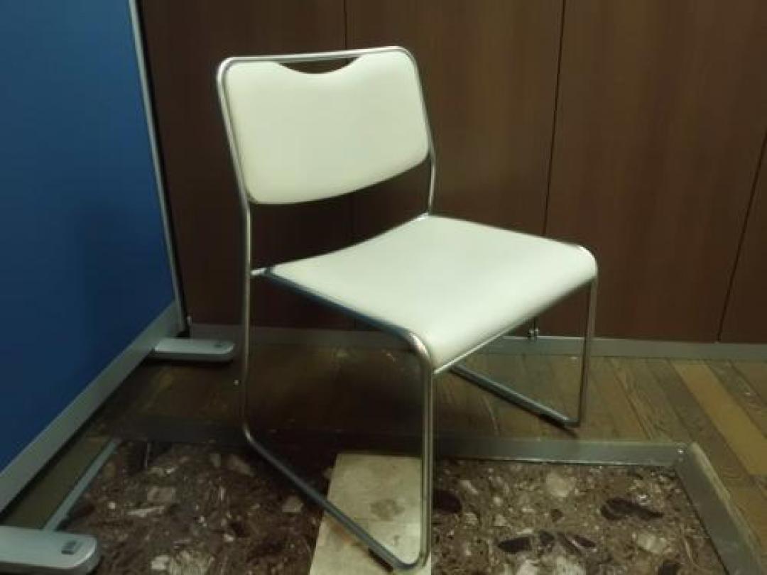 【内田洋行】　スタッキングチェア　座面レザー仕様【会議チェア】
                                    中古
            