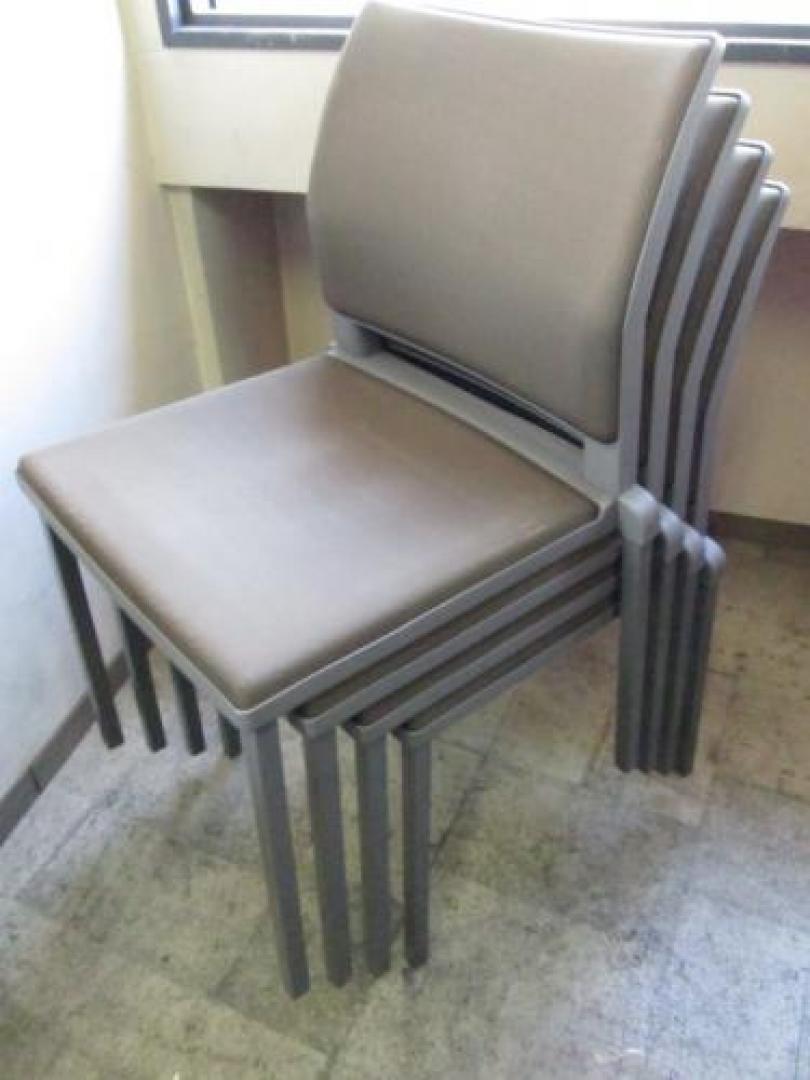 ☆★　大量入荷　コクヨ　スタッキングチェア　ブラウン　４脚セット　☆★【会議チェア】
                                    中古
            