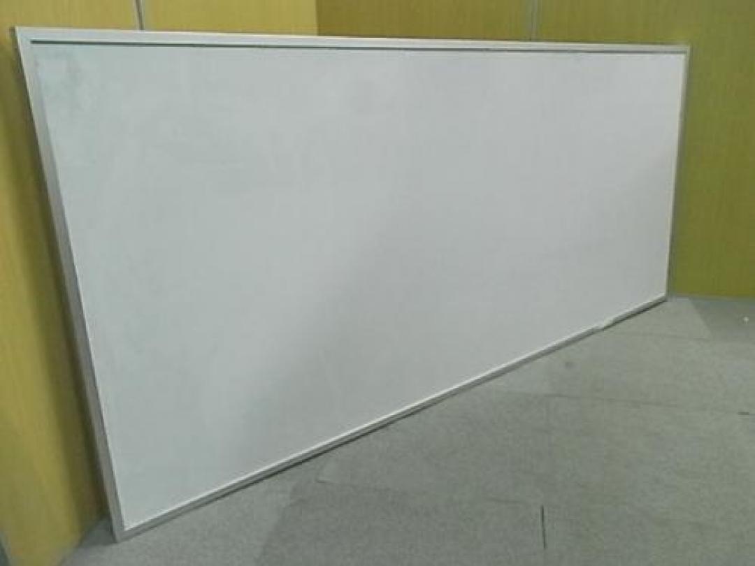 【壁掛け用フック無しの為、お安くなってます！】■ホワイトボード　■幅2100ｍｍ
                                    中古
            