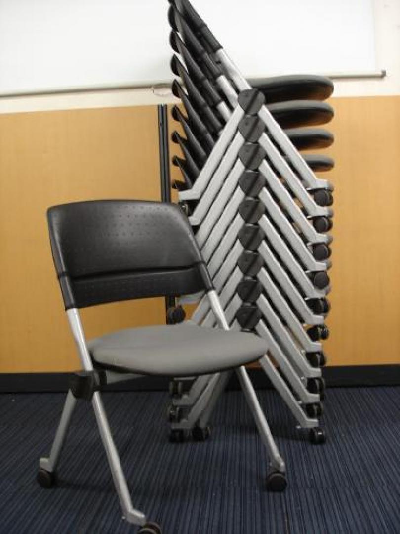 1/26在庫情報【オカムラ製】【スタッキング】【ネスティング】【グレー】<br>【状態良好】【かなり便利です】【残り20脚!!】<br>『縦』にも『横』にも重ねられる高性能会議椅子『リータチェア』【会議チェア】
                                    中古
            