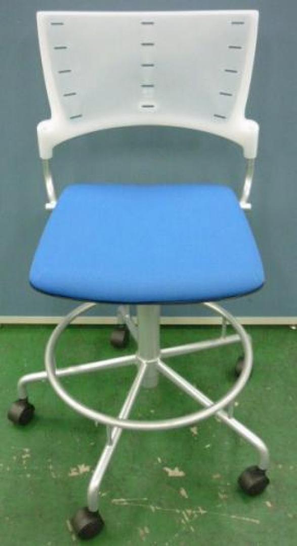 【ITOKI製】キャスター付きカウンターチェア　高さ調節も可能でカウンターとの相性も抜群です!
                                    中古
            