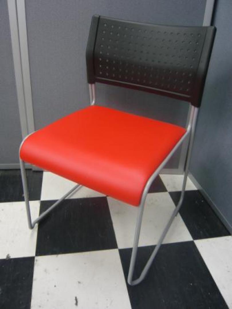 ■状態良好■アイリスチトセのスタッキングチェアが入荷。人気のレッド色【会議チェア】
                                    中古
            