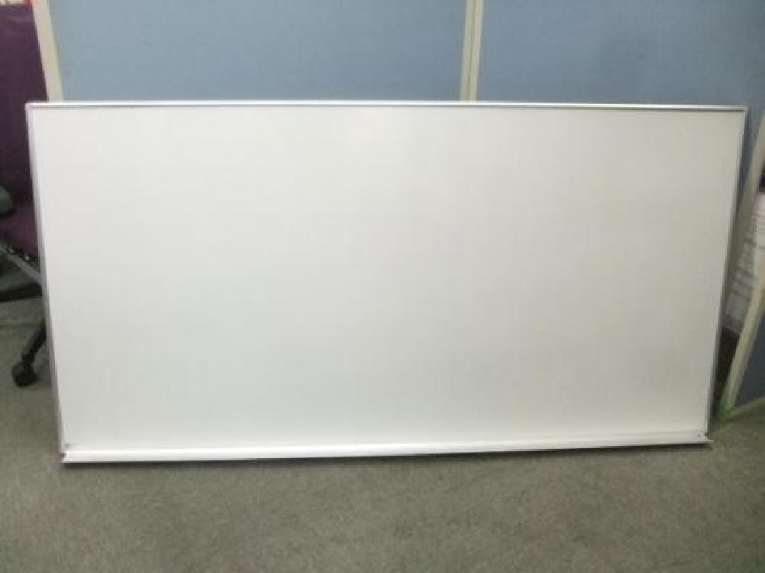 オカムラ(okamura)製　壁掛けホワイトボード　薄いグリッド付き（50ｍｍ）の升目あり
                                    中古
            