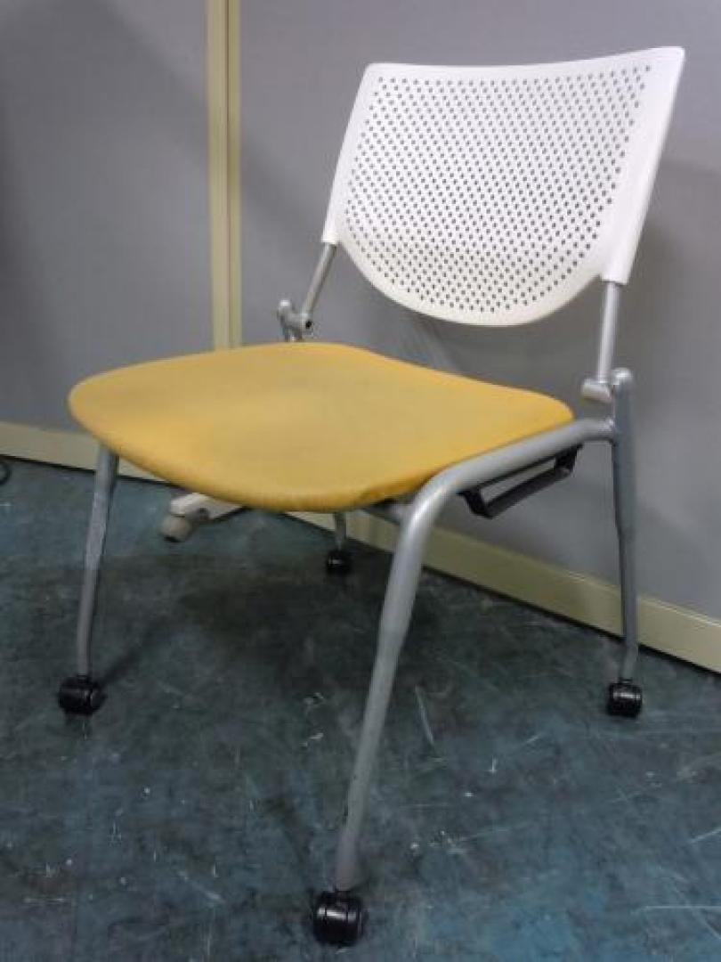 【業者クリーニング済み】【☆4脚セットもあります☆】オカムラ　スタッキングチェア　キャスター付　プロスタック　イエロー【会議チェア】
                                    中古
            