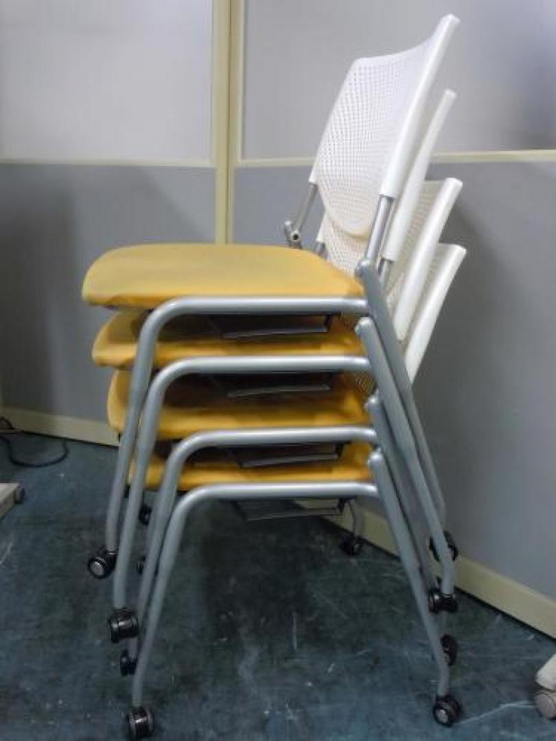 【4脚セットでオトク】　オカムラ　スタッキングチェア　キャスター付　プロスタック　イエロー　単品販売もあります【会議チェア】
                                    中古
            