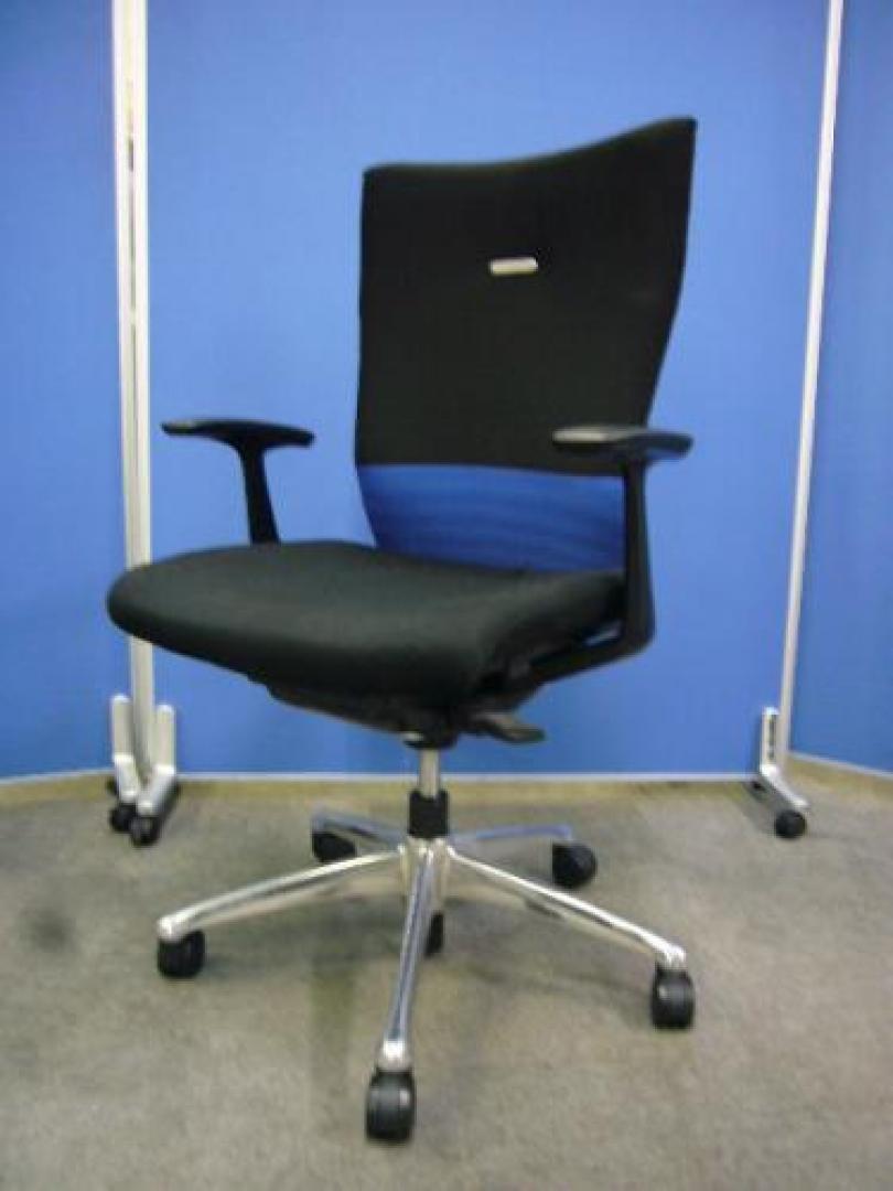 【またまた入荷しました!!デザイン製抜群】☆メーカー；オカムラ☆シリーズ：フィーゴチェア☆カラー：ブルー☆T字肘☆錦糸町店に大量ロットで在庫ございますので、是非お問い合わせ下さい!!【OAチェア】
                                    中古
            