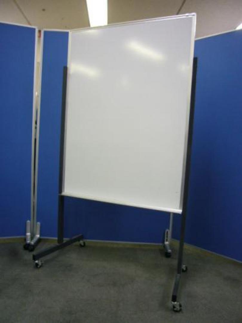 【自立式ホワイトボード/サイズ：W900H1200在庫残り1台】
                                    中古
            