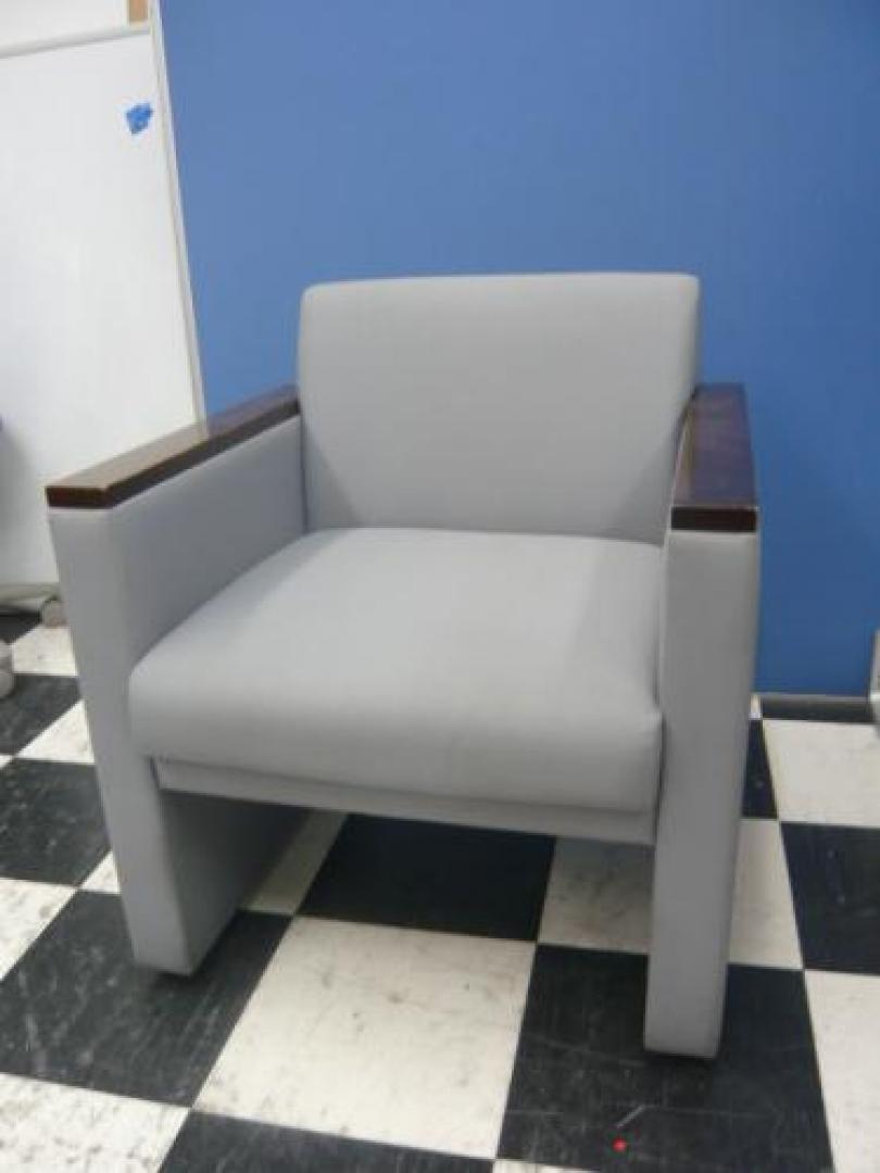 ■おつとめ品■アームチェアが入荷。ご自宅でもお一人用ソファーにて使用できます。
                                    中古
            