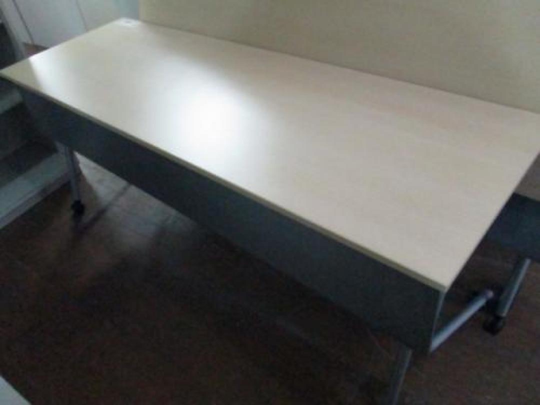 ☆★　オカムラ　サイドスタックテーブル　幕板付　Ｗ1800　Ｄ600　　☆★
                                    中古
            