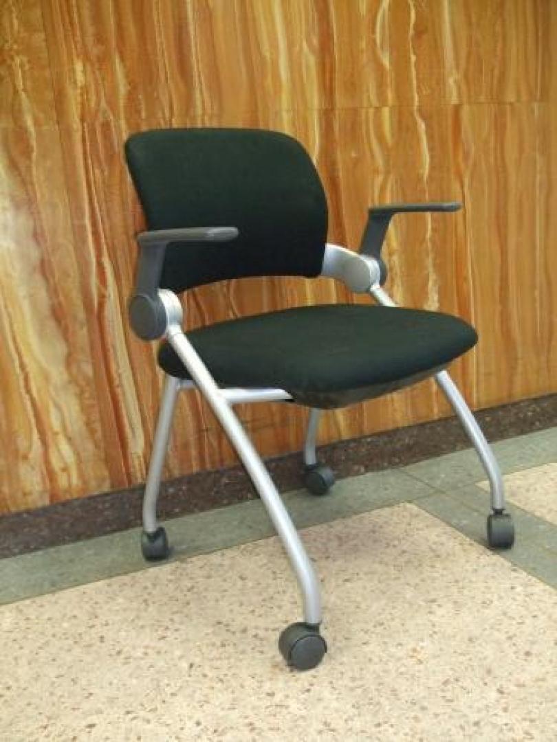 【グッドデザイン賞受賞　ジグザシリーズ】■ブラックタイプ　肘付■キャスター付■【会議チェア】
                                    中古
            