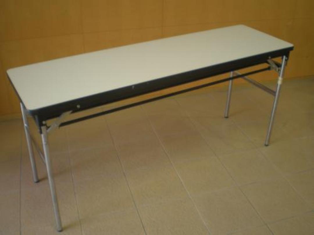 【オカムラ製】　okamura 　折畳テーブル　入荷！！
                                    中古
            