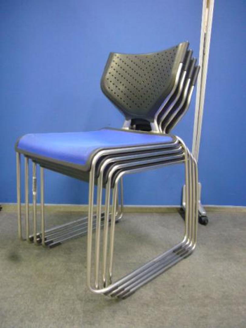 【スタッキングチェア4脚セット】■メーカー：オカムラ製■カラー：ブルー※重ねられるので収納も便利!!【会議チェア】
                                    中古
            