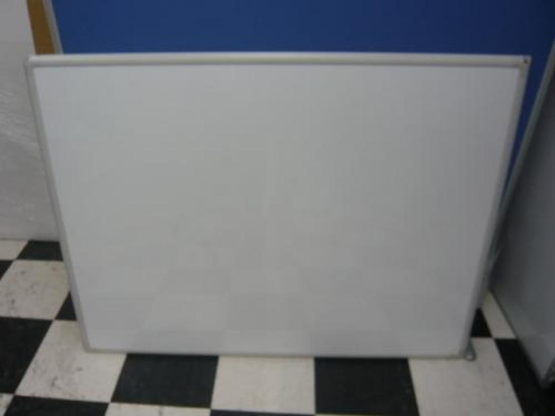 壁掛けホワイトボードが入荷。爪はないんですが、穴がありますので引っ掛けて使用できます。※現品限りです。
                                    中古
            