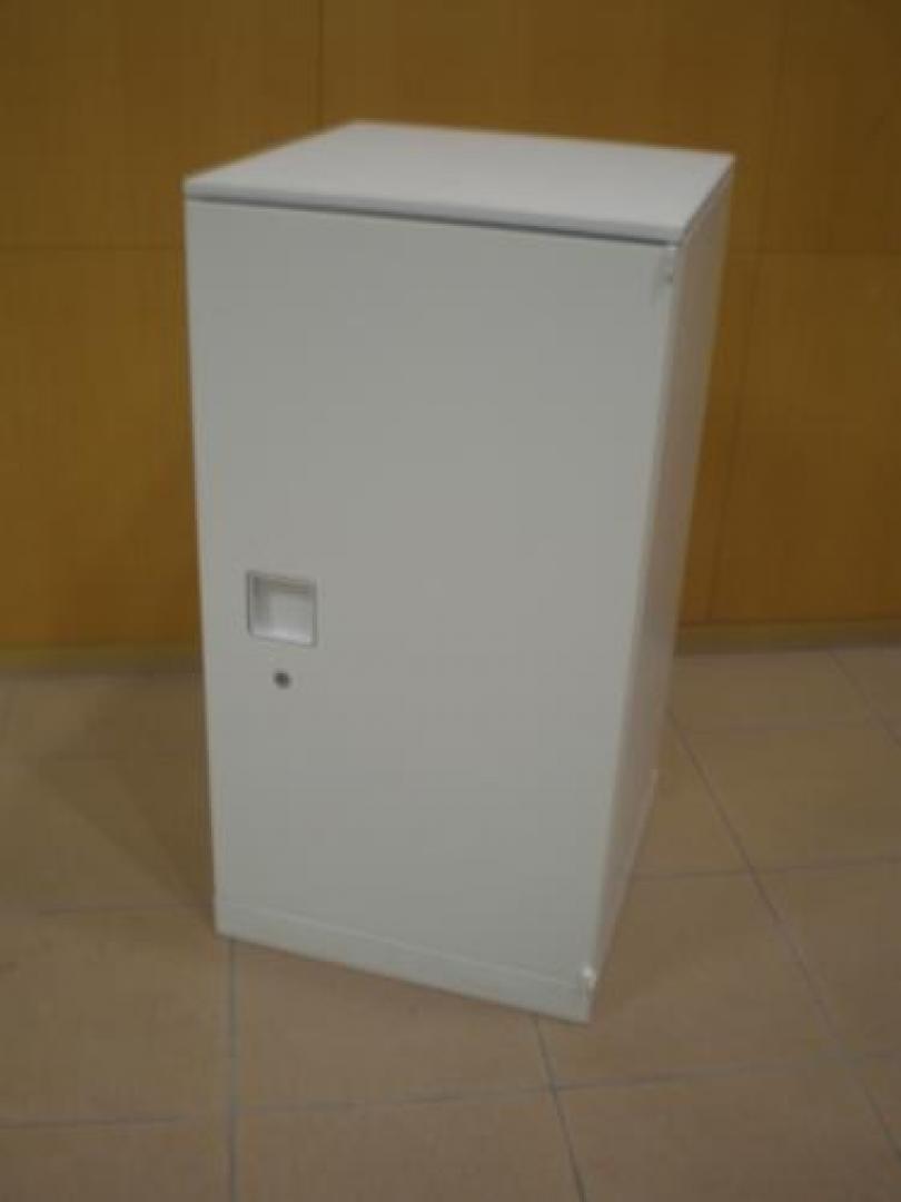 希少　オカムラ製　【okamura】片開き書庫　レクトラインシリーズ　鍵付　棚板1枚つき
                                    中古
            