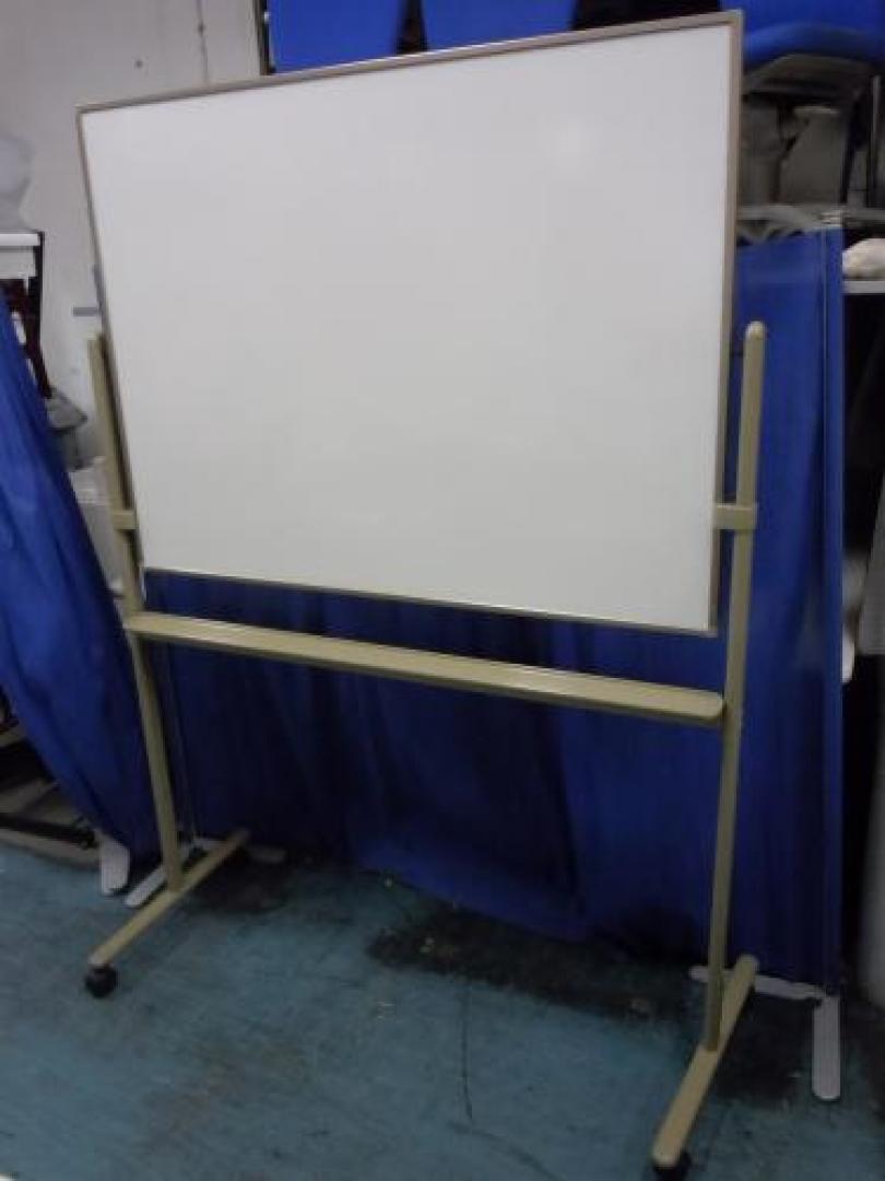 【1台入荷！】自立式　片面ホワイトボード　幅1200mm 高さ1800mm
                                    中古
            