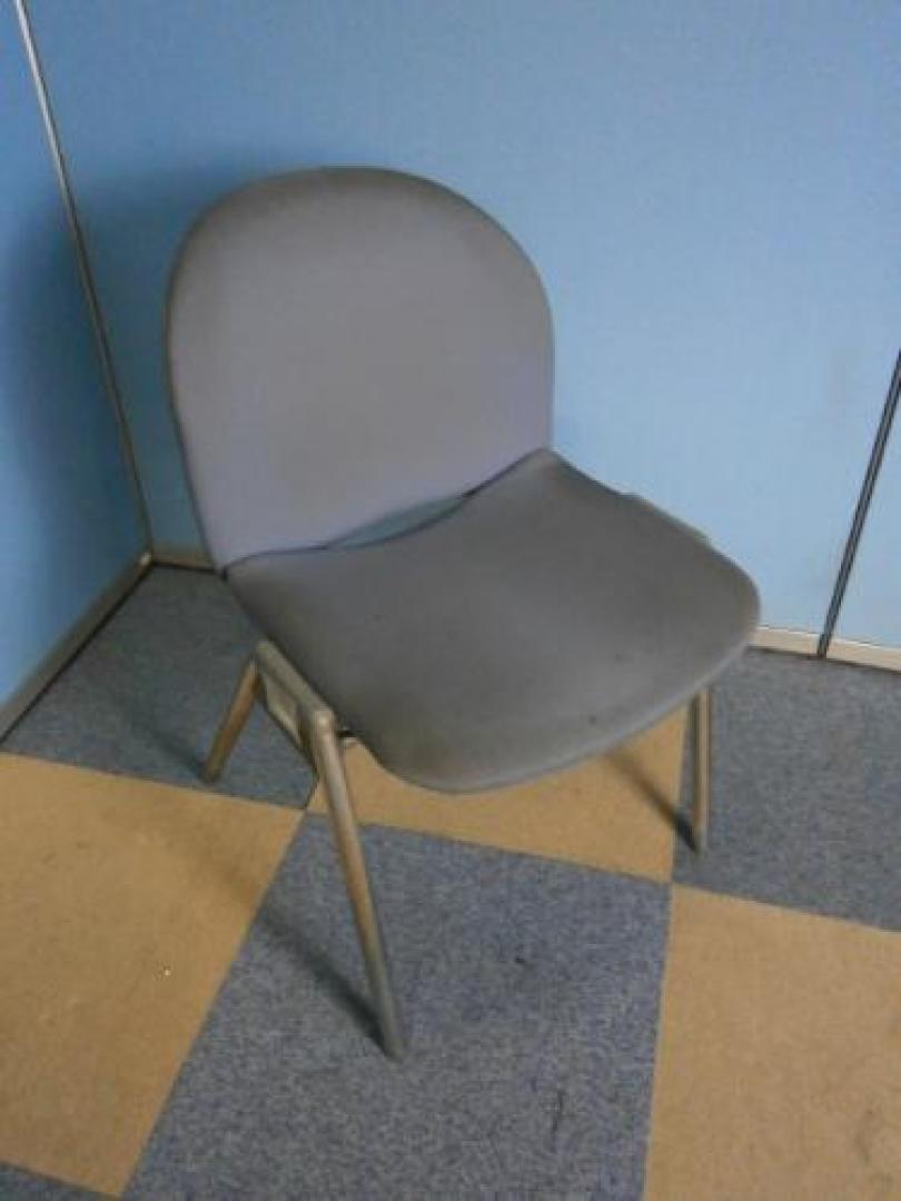 コクヨ【スタッキングチェア】汚れ・使用感があります。【会議チェア】
                                    中古
            