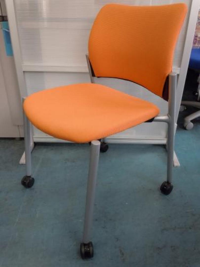 【4脚入荷！】okamura製　スタッキングチェア　エアリチェア　キャスター付き　■オレンジ　■おとくな４脚セットもあります【会議チェア】
                                    中古
            