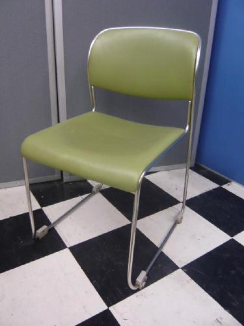 オカムラ製スタッキングチェアが入荷。ちょっとした打ち合わせ用にいかがですか。ちょっと使用感はありますが、使用に問題ございません。【会議チェア】
                                    中古
            