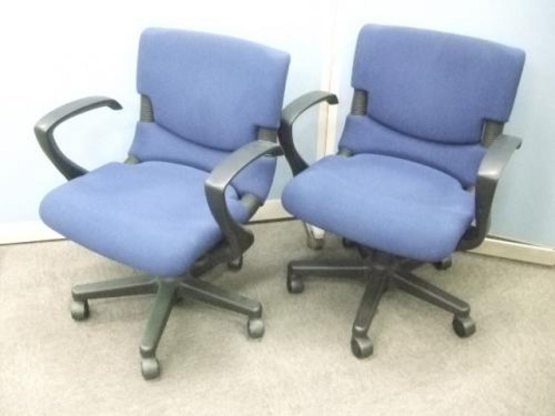 【セット商品】イトーキ製パーラプラチェアお得セットです
※キャスター部分樹脂が剥れていて動かすとガタガタします。【OAチェア】
                                    中古
            