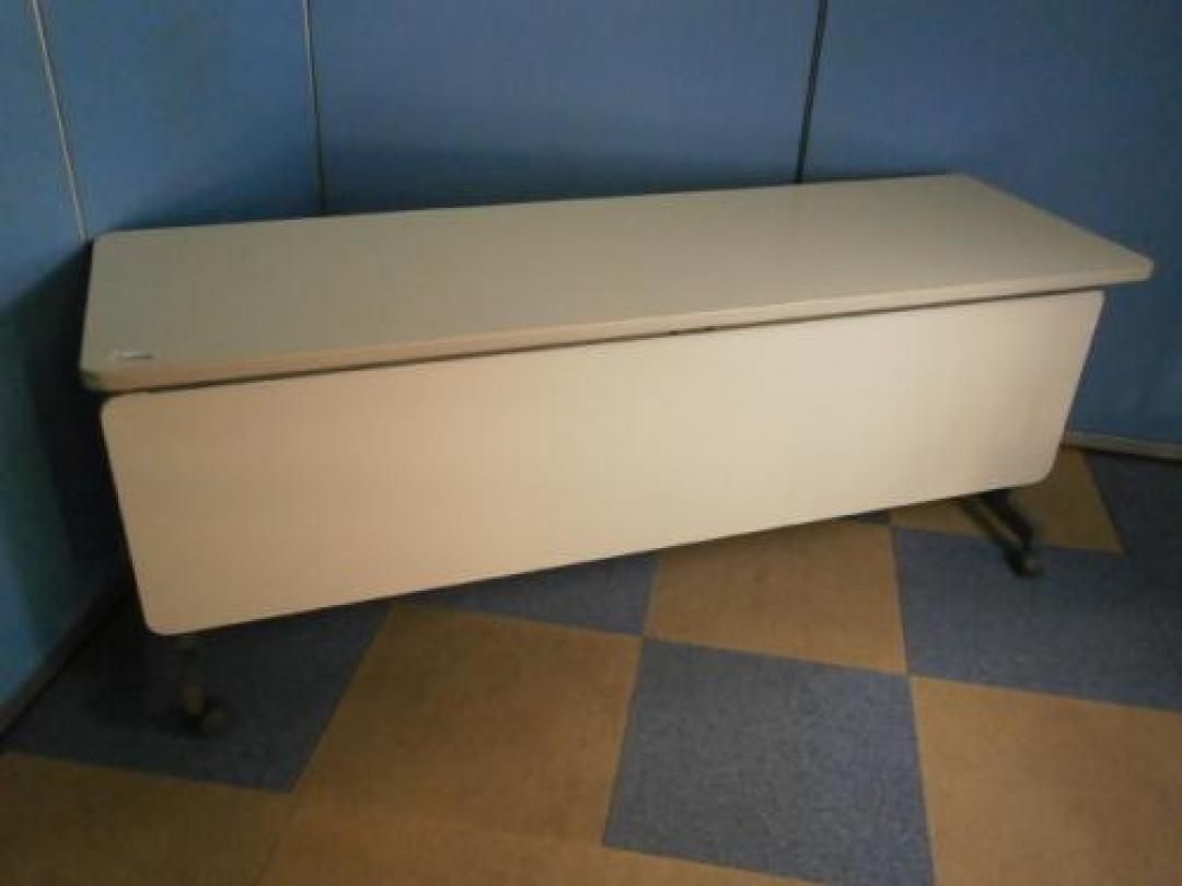 ITO【スタックテーブル】幕板付き。会議・セミナー用でいかがでしょうか。
                                    中古
            