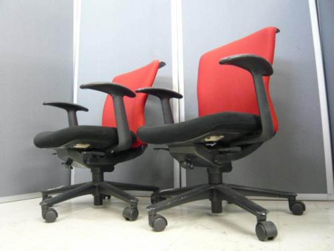 ■状態良好■【セット商品】■UTIDA内田洋行製ルディオチェア（Rudio）が2脚セットで登場です！■かっこいい赤/黒色です。■しかもジャケットハンガー付。まとめて買うとお買い得！【OAチェア】
                                    中古
            