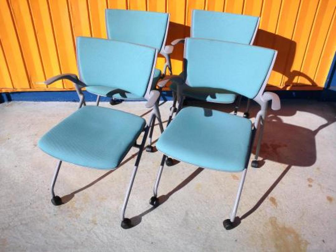 【イトーキ　ネスティングチェア4脚セット】　キャスター付きで収納もらくらく　【ITOKI　マノスチェア】【会議チェア】
                                    中古
            