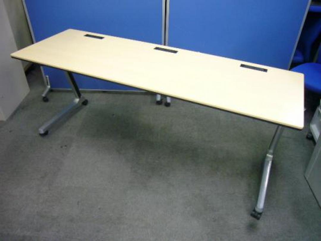 【W1800サイドスタックテーブル】■メーカー：オカムラ製■インターアクトプロ■カラー：ナチュラル■天板に3つ配線タップが付いております!!
                                    中古
            