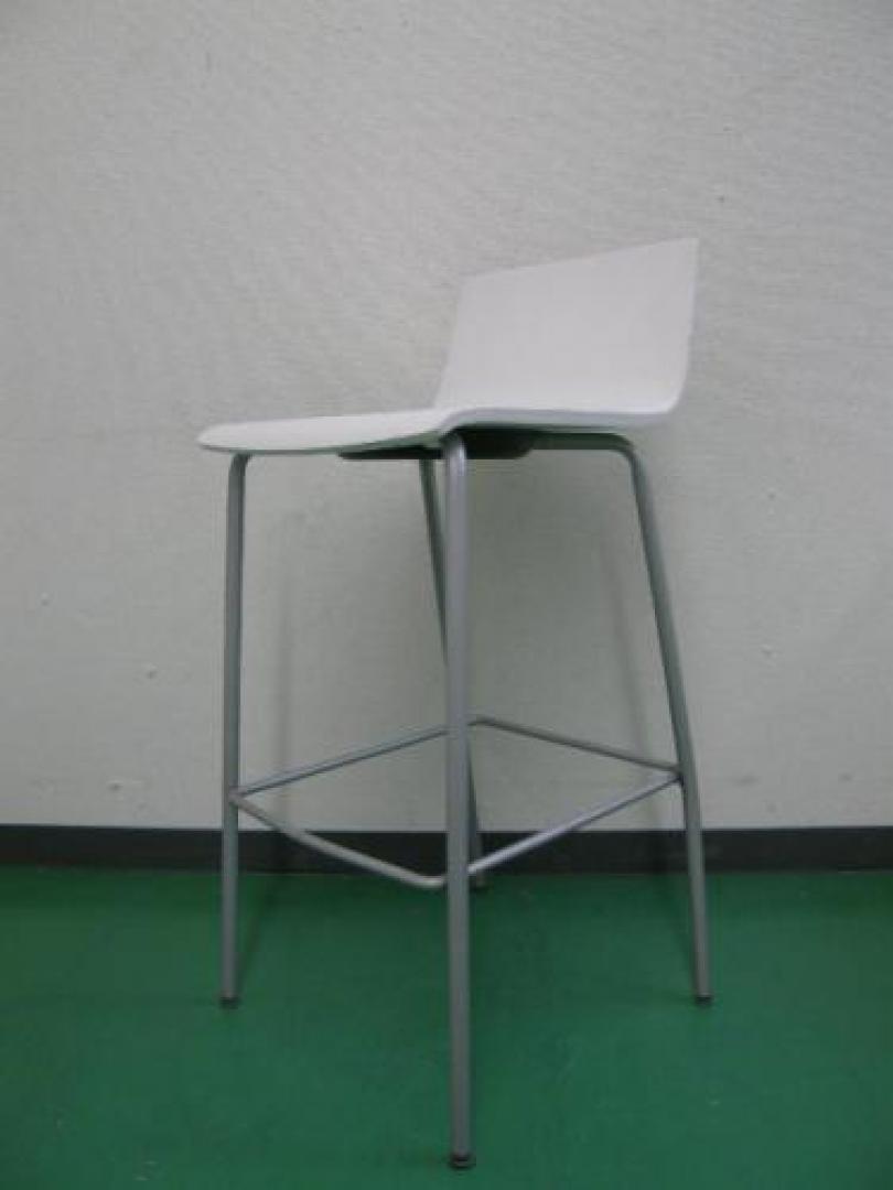 【カウンターチェア】ホワイトのカウンターチェアがなんと・・・
                                    中古
            