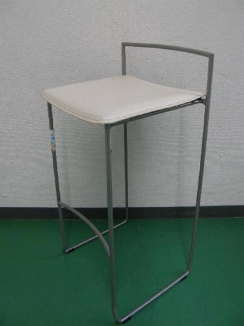 【カウンターチェア】ホワイト×ホワイトのカウンターチェアがなんと・・・
                                    中古
            