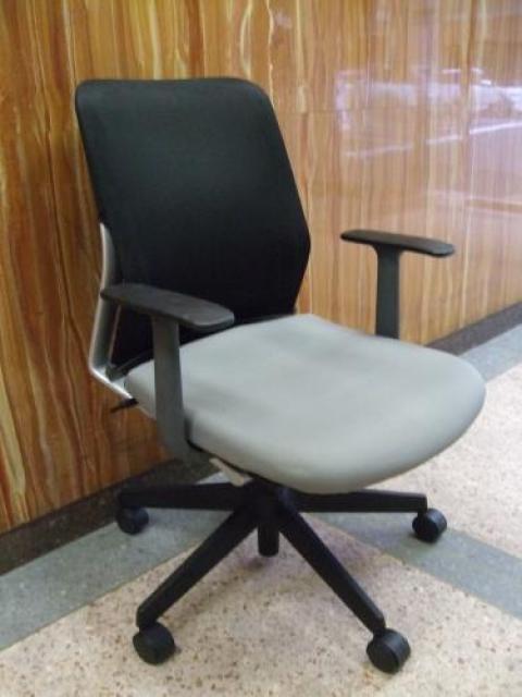 中古】アガタSチェア コクヨ/KOKUYO 肘付ミドルバックチェア 72636 