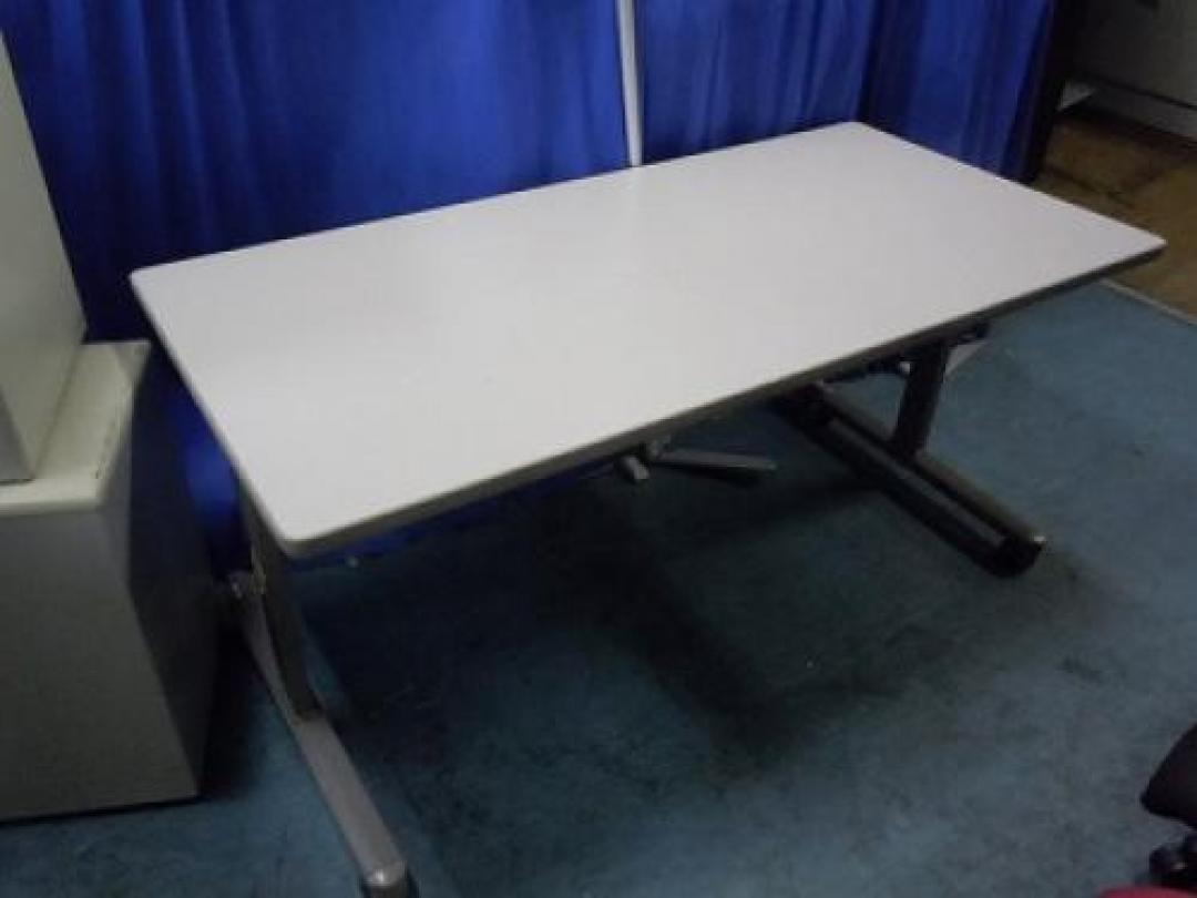 【1台入荷！】イトーキ製　サイドスタックテーブル　幅1500mm ■作業するのに丁度良い幅です
                                    中古
            