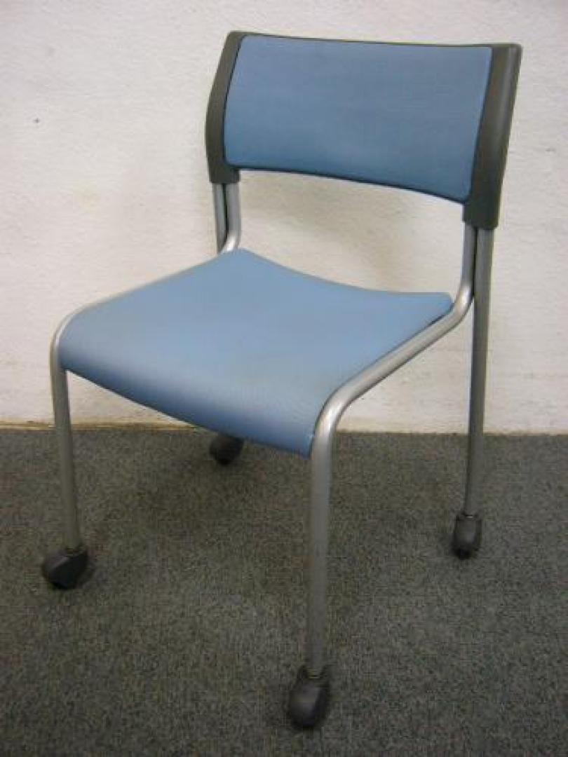 【★人気商品★】　キャスター付スタッキングチェア　■　4脚揃います！【会議チェア】
                                    中古
            