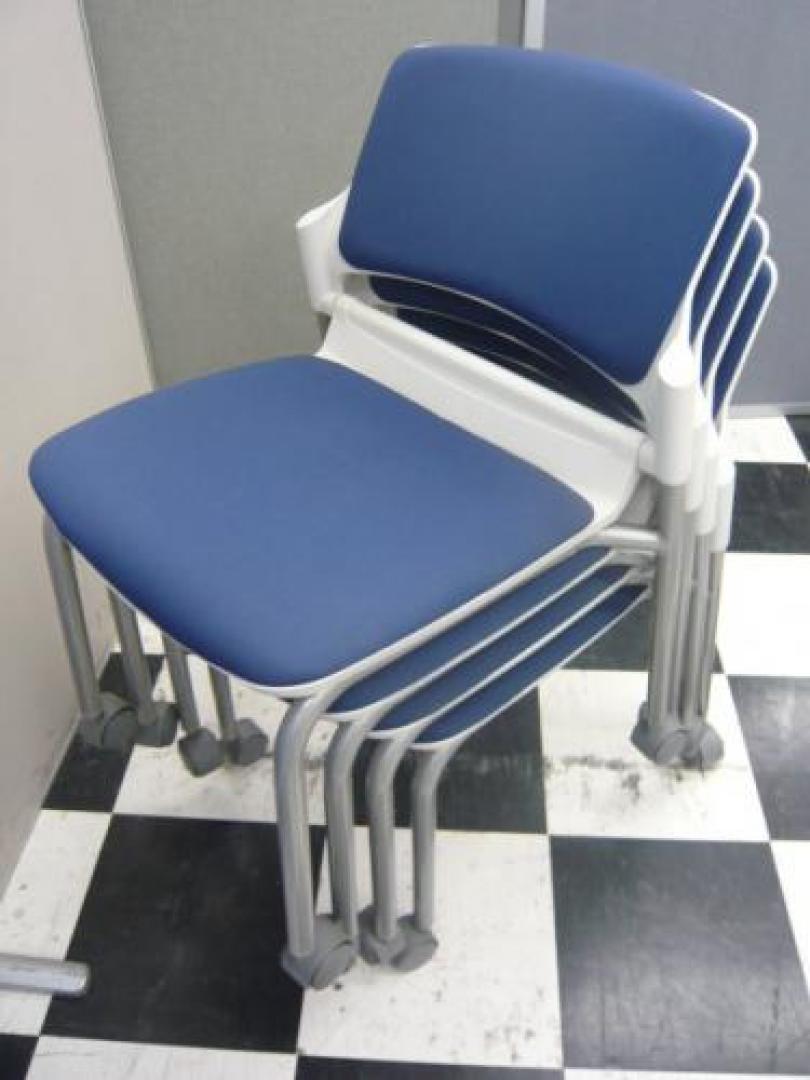 ■状態良好■【セット商品】内田洋行製スタッキングチェアが入荷。キャスター付きだから移動しやすい。スタッキングだから積み重ねもOK。※4脚セットです。【会議チェア】
                                    中古
            