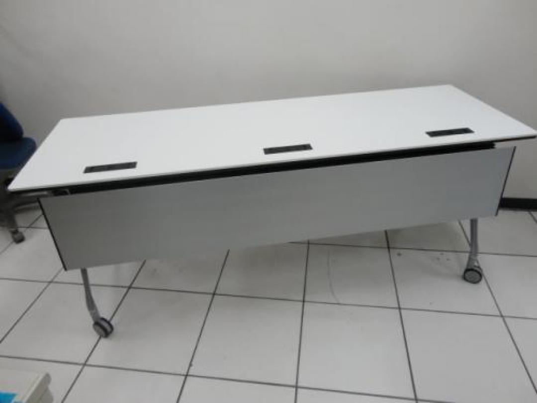 オカムラ製　サイドフォールドテーブル/インターアクトＮＴシリーズ　パソコン対応ダクト・配線孔付き
                                    中古
            