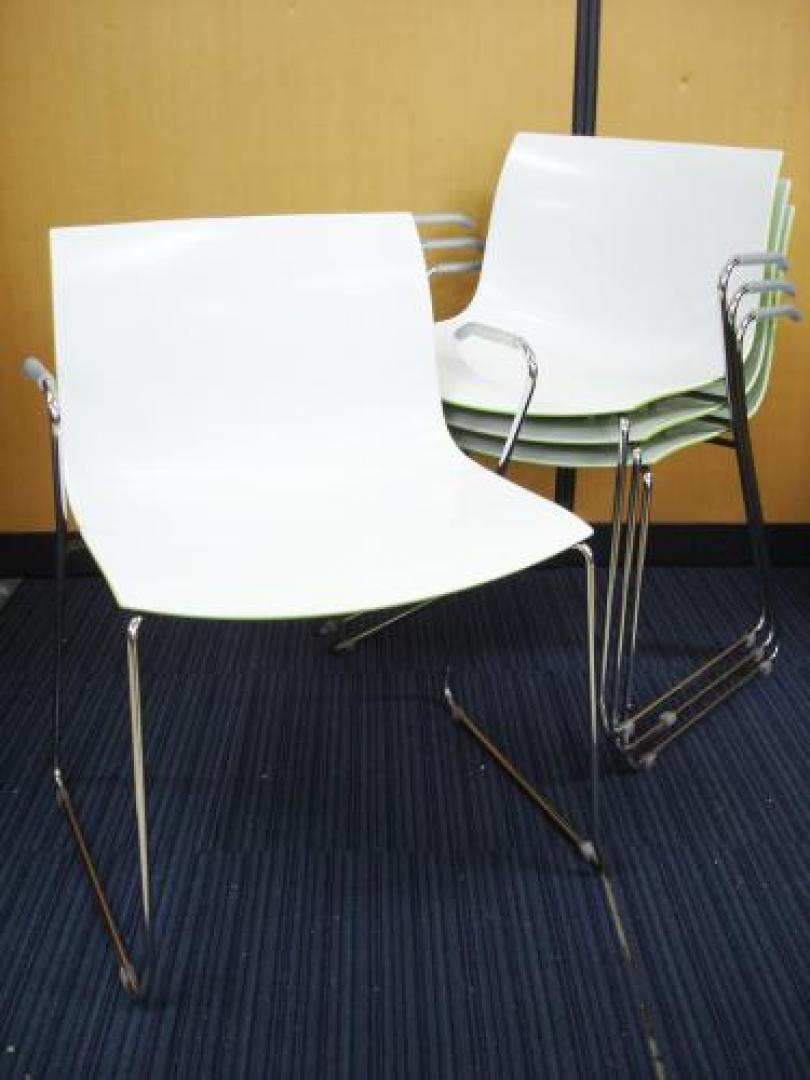 【年末セール】【オカムラ製】【デザイン性◎】【状態良好】【20脚揃います】<br>少し大きめでカッコイイ・・・カティファチェア!!【会議チェア】
                                    中古
            