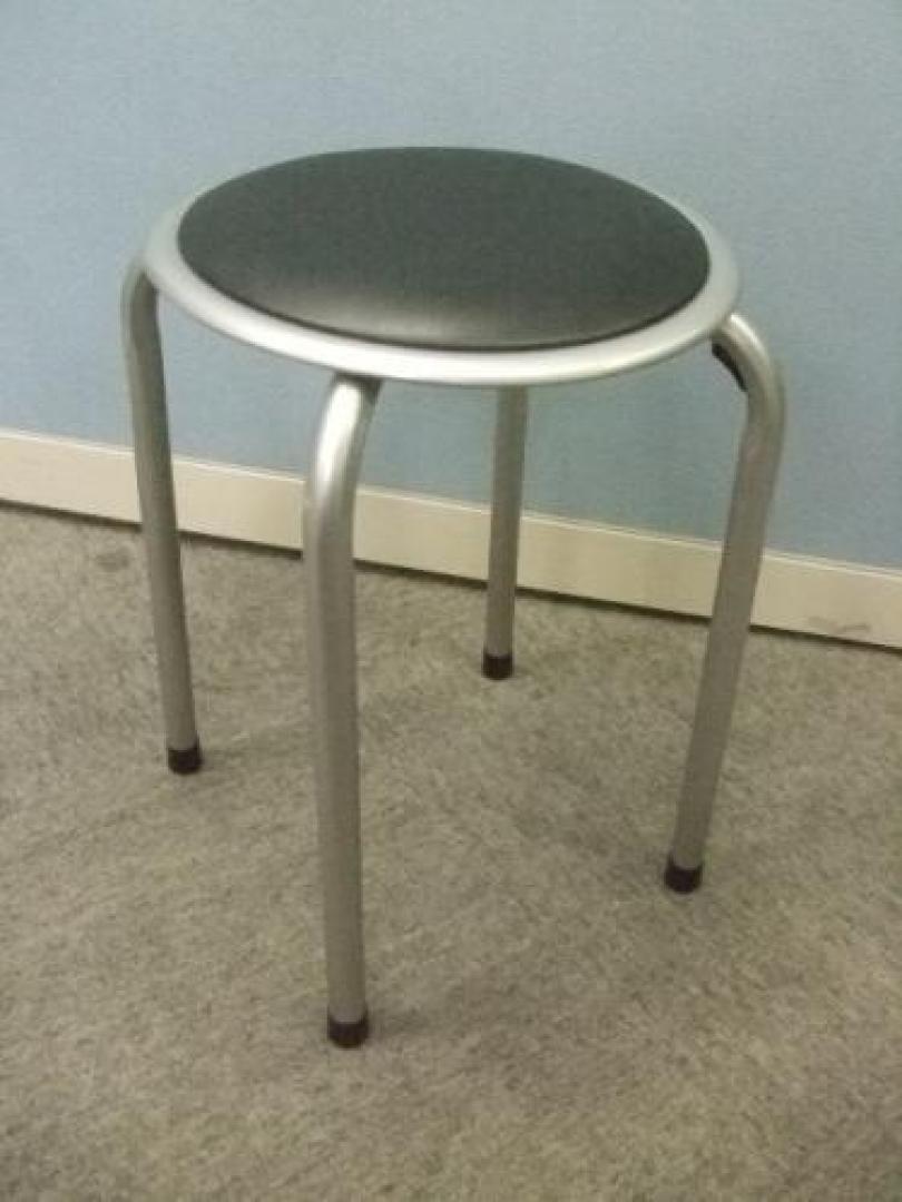 【新品商品】重ねて収納もできちゃう人気の丸イス登場しました！！ご来店いただければ即持ち帰りＯＫ！【ロット】
                                    新品
            