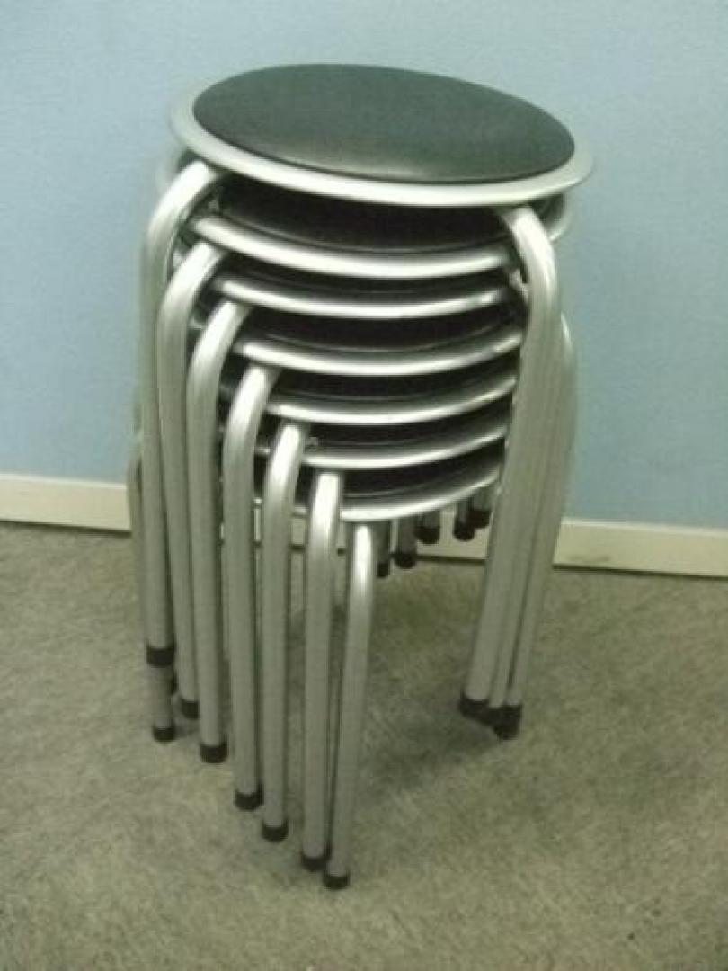 【新品セット商品】重ねて収納可能の丸イスセットでも登場！
                                    新品
            