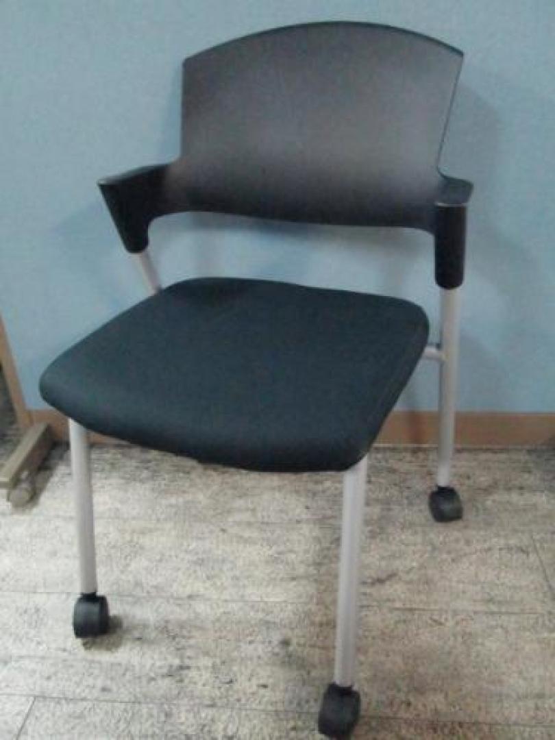 ☆★　コクヨ　プロッティ　スタッキングチェア　キャスター付　ブラック　☆★【会議チェア】
                                    中古
            